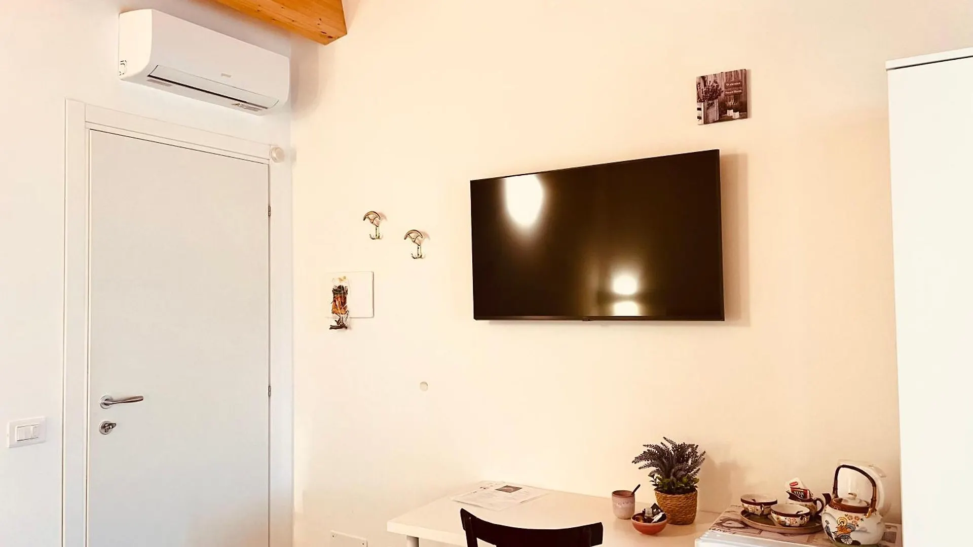 Una Vita In Vacanza contacts